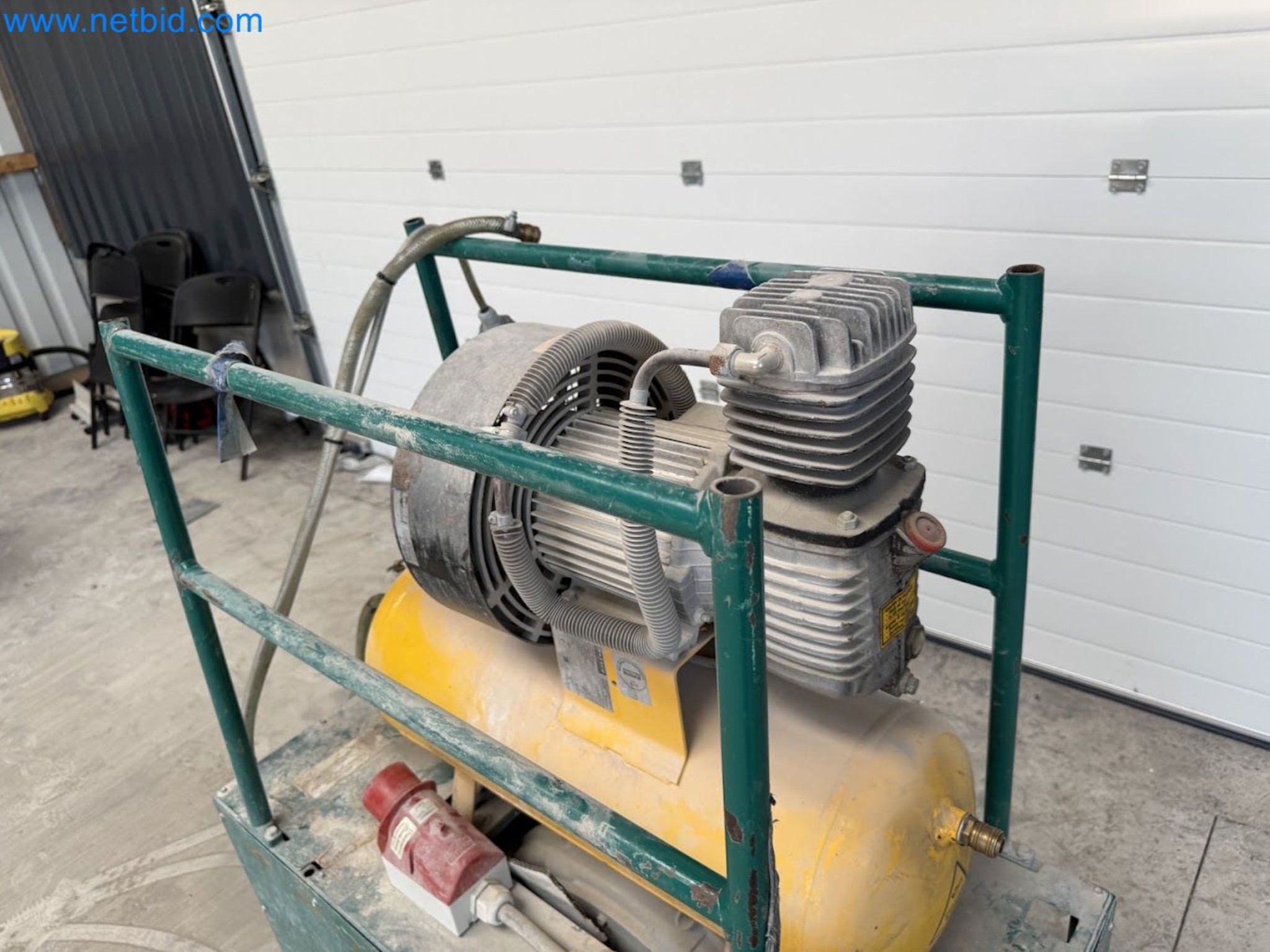 Versatile shot blasting machine with a matching extraction system-30