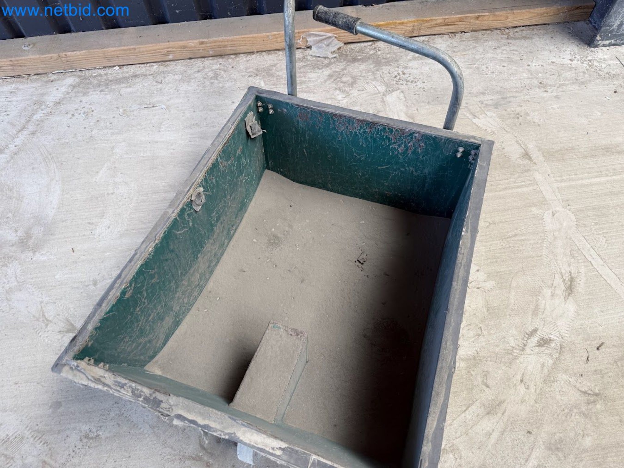 Versatile shot blasting machine with a matching extraction system-32
