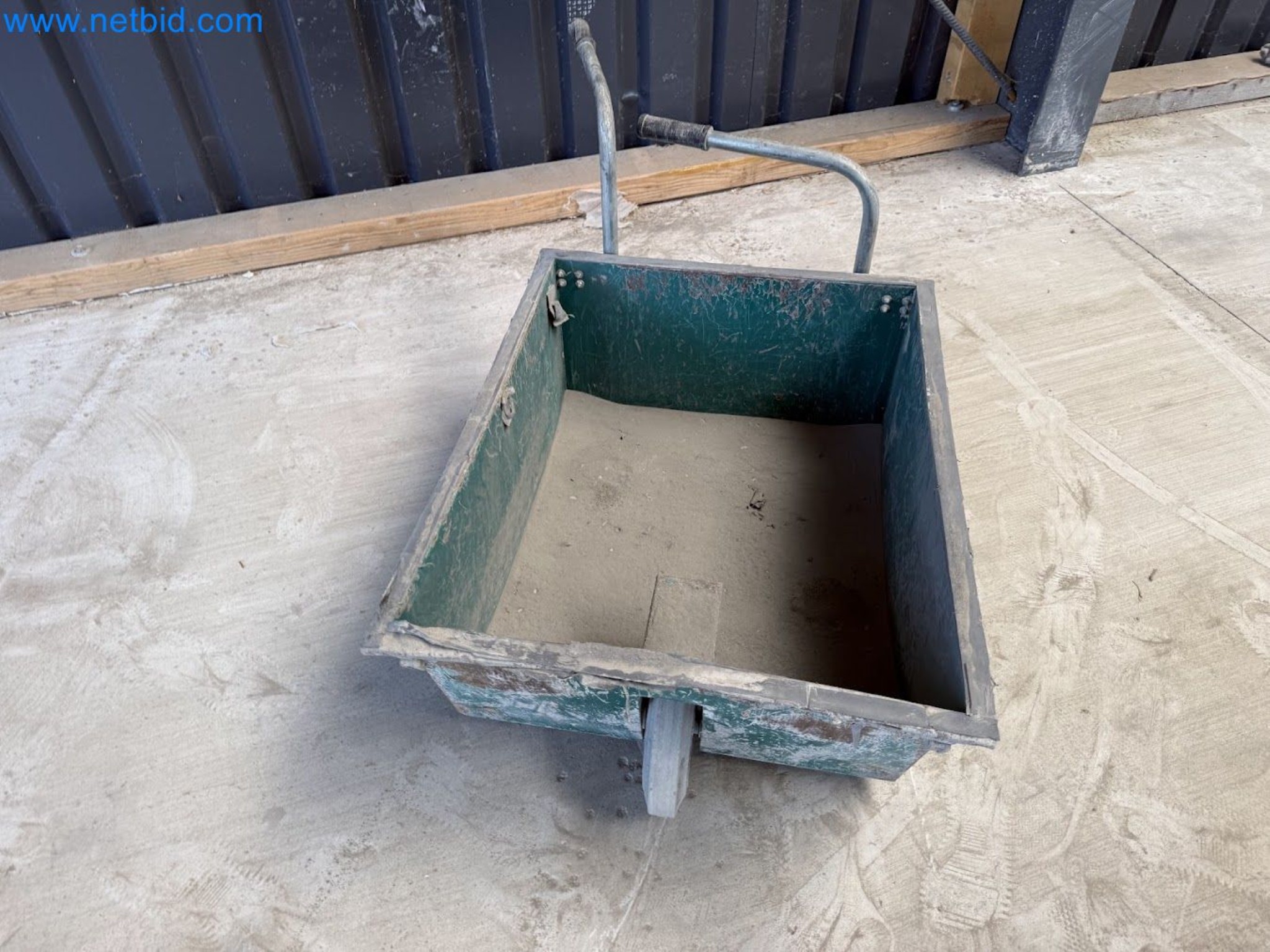 Versatile shot blasting machine with a matching extraction system-33