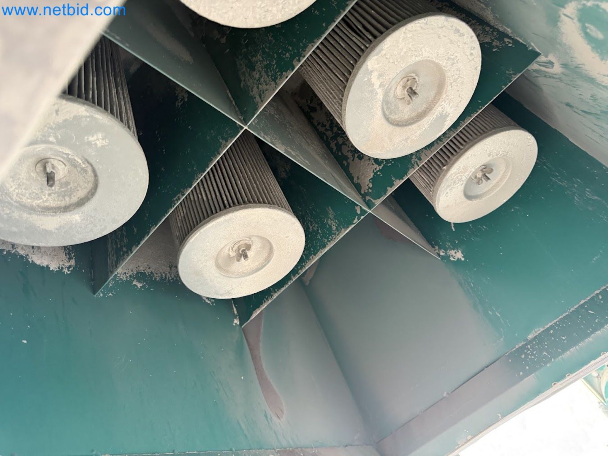 Versatile shot blasting machine with a matching extraction system-34