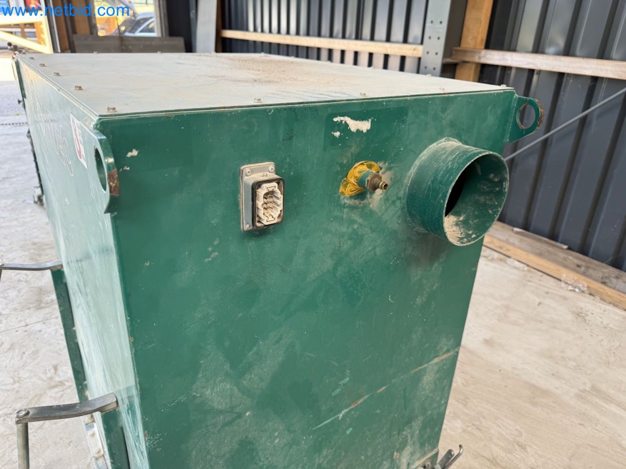 Versatile shot blasting machine with a matching extraction system-35