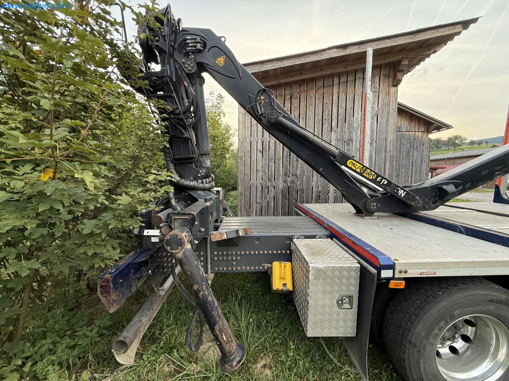 Effiziente Beladung und Holztransport mit dem VOLVO FH16 750 HP 6x4 Rigid inklusive Heckladekran Palfinger EPSILON Q150Z 96-10