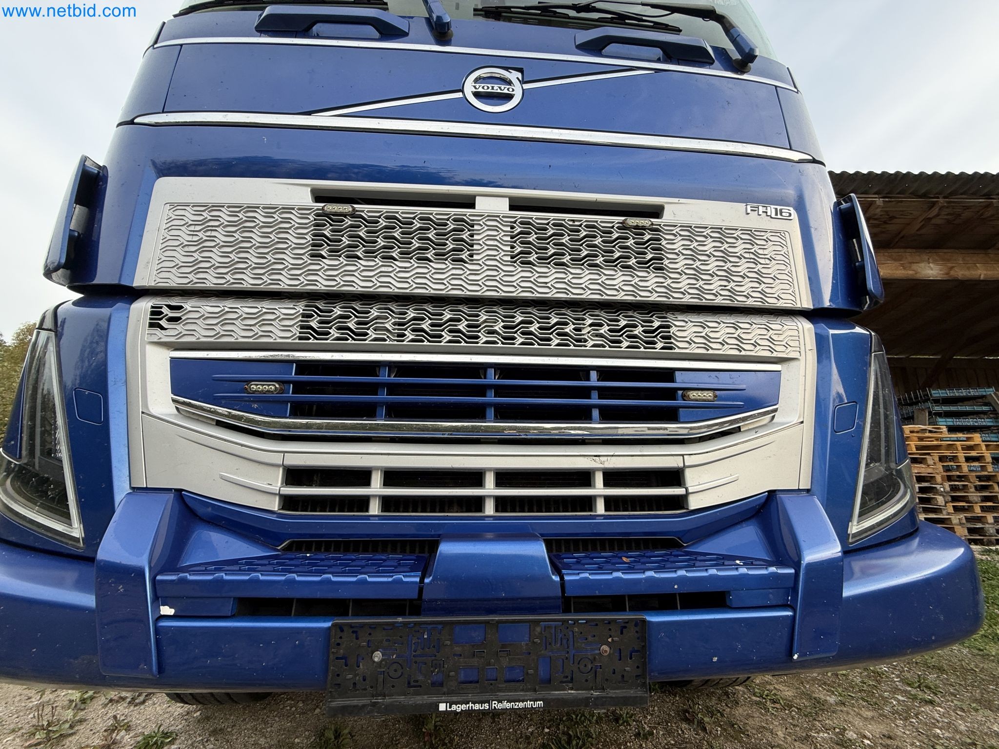 Effiziente Beladung und Holztransport mit dem VOLVO FH16 750 HP 6x4 Rigid inklusive Heckladekran Palfinger EPSILON Q150Z 96-37