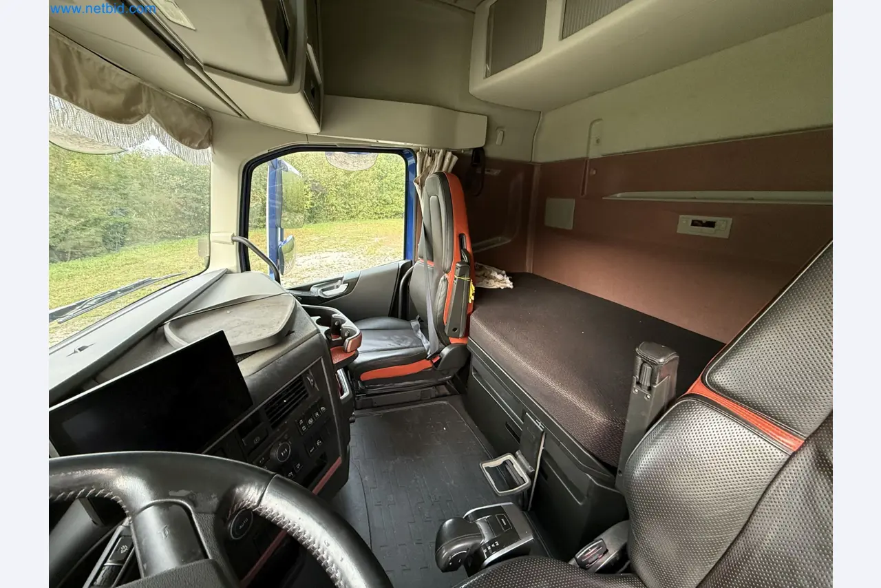 Effiziente Beladung und Holztransport mit dem VOLVO FH16 750 HP 6x4 Rigid inklusive Heckladekran Palfinger EPSILON Q150Z 96-50