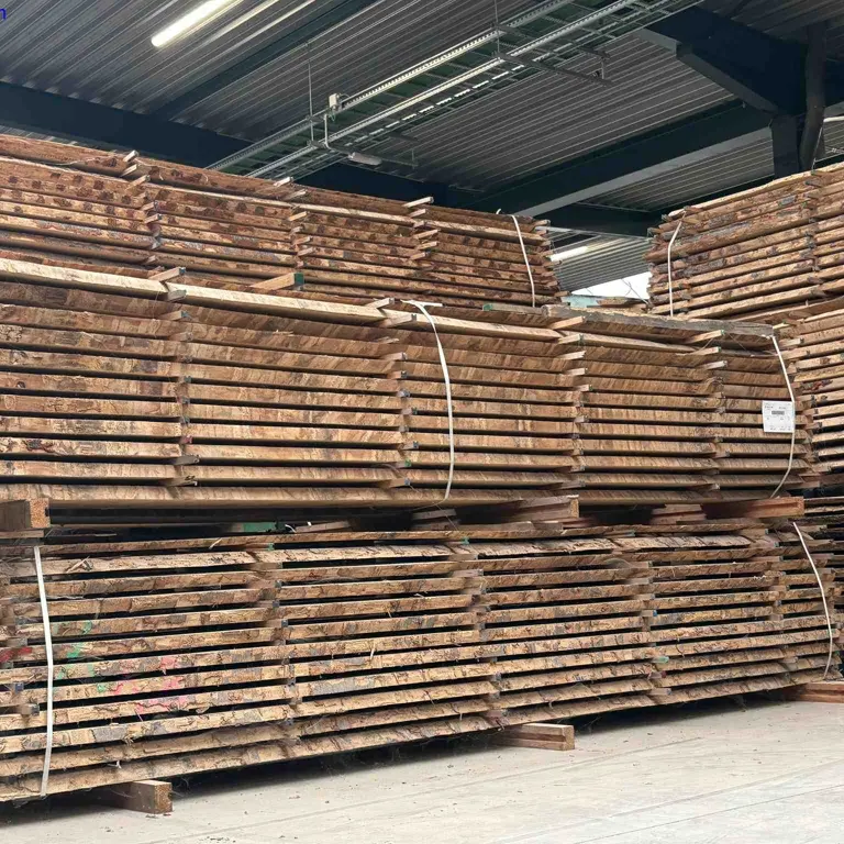 GROSSER VORRAT AN MASSIVEM BUCHENHOLZ