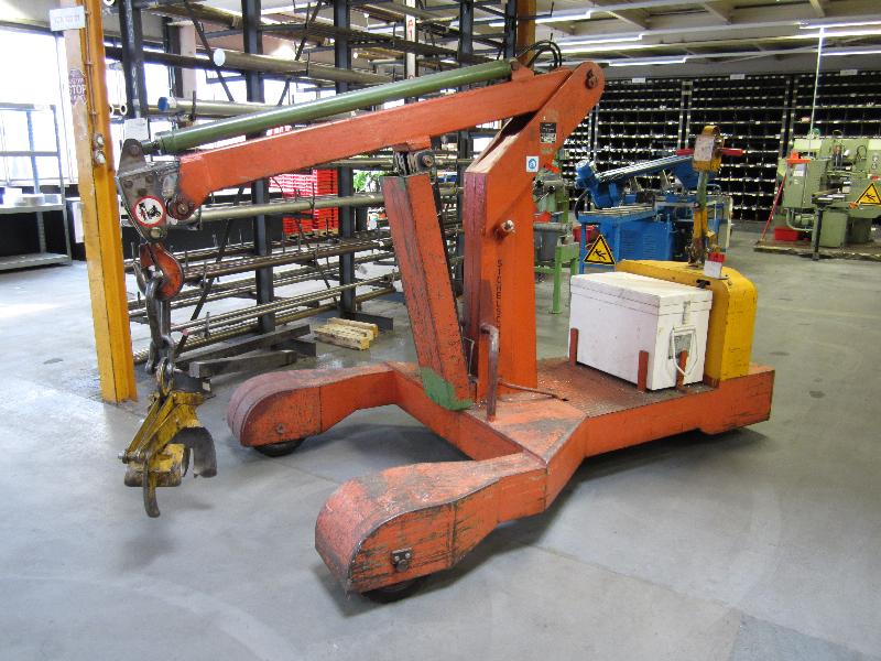 
used forklifts and lifting devices-1