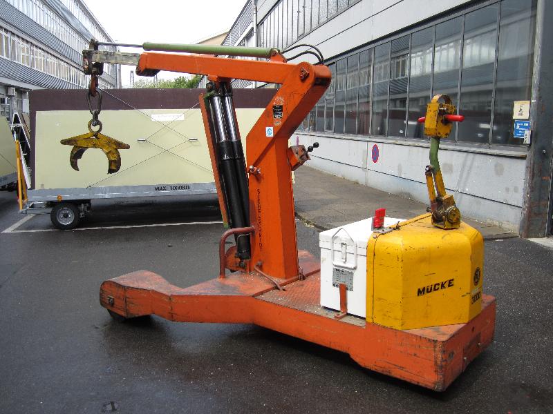 
used forklifts and lifting devices-2