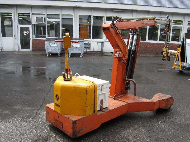 
used forklifts and lifting devices-3