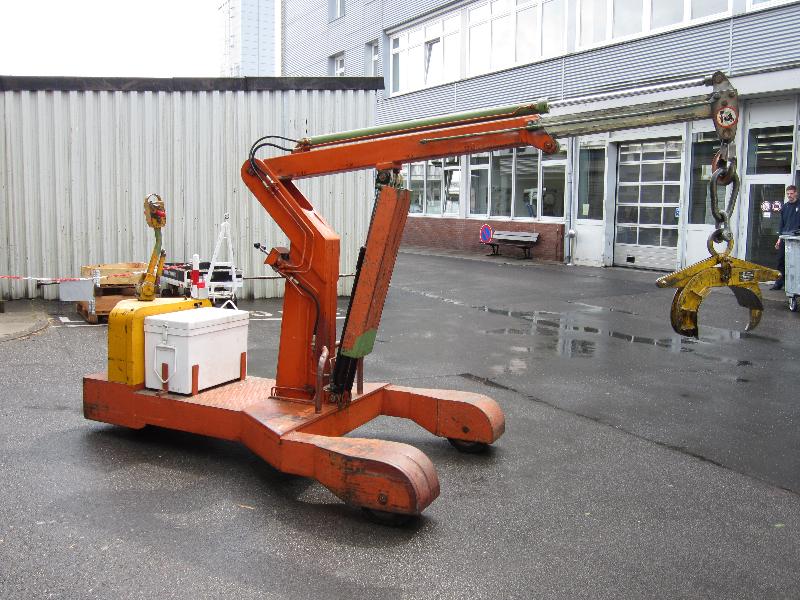 
used forklifts and lifting devices-4