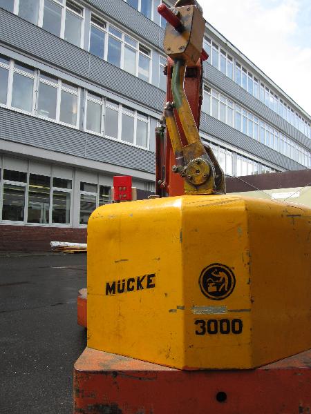 
used forklifts and lifting devices-7