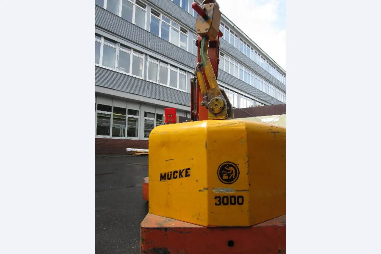 used forklifts and lifting devices-7
