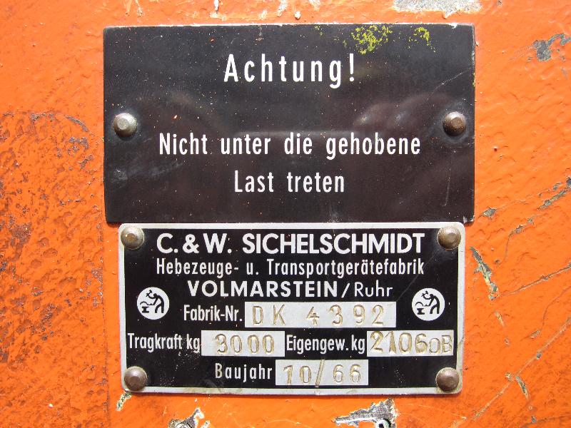 
used forklifts and lifting devices-8