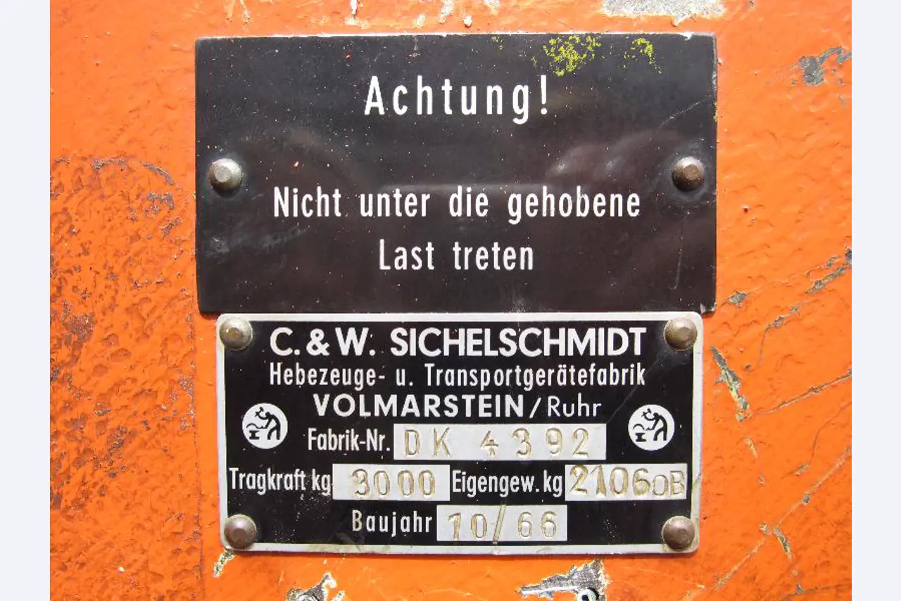 used forklifts and lifting devices-8