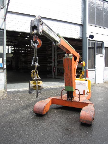 
used forklifts and lifting devices-5