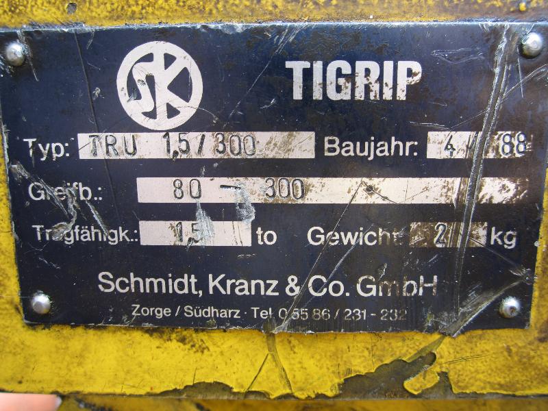 
used forklifts and lifting devices-9