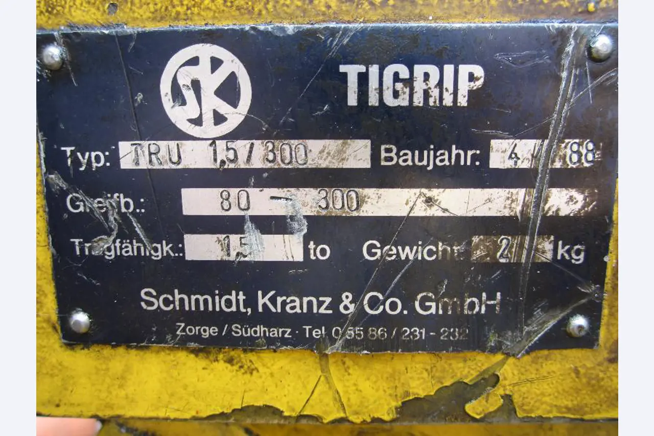 used forklifts and lifting devices-9