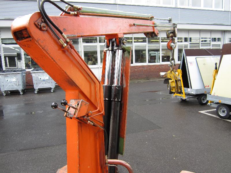 
used forklifts and lifting devices-6