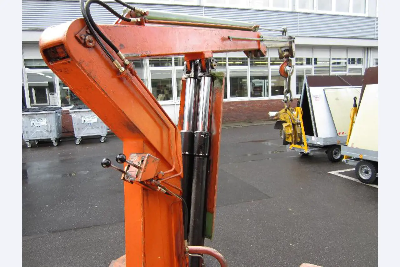 used forklifts and lifting devices-6