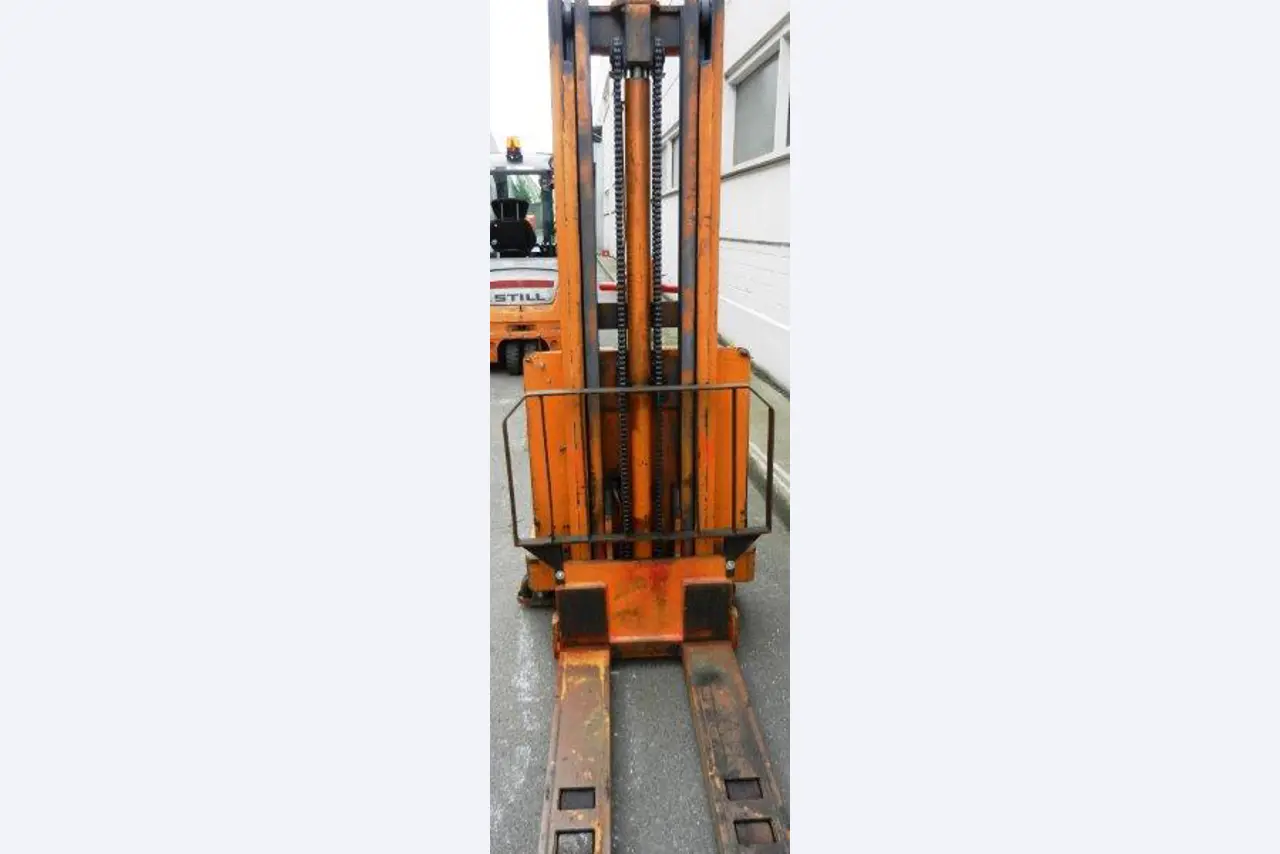 Gepflegte Flurförderfahrzeuge-2