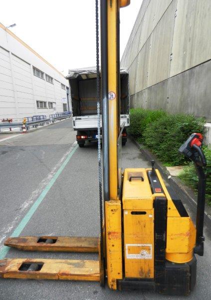 
used forklifts and lifting devices-3