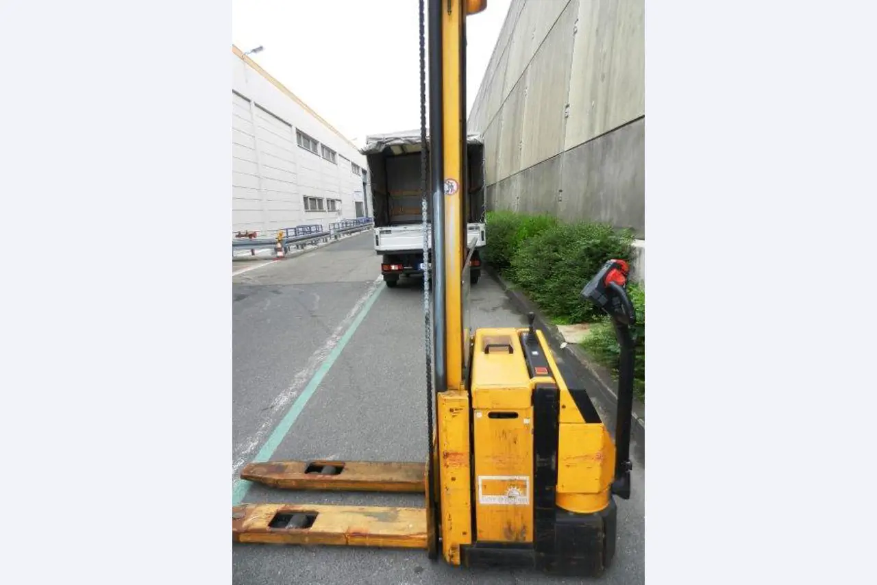 Well-maintained electric transport vehicles-3