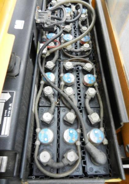 
used forklifts and lifting devices-7