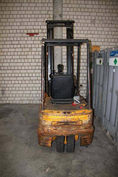 
used forklifts and lifting devices-3