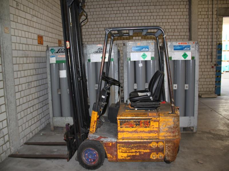 
used forklifts and lifting devices-1