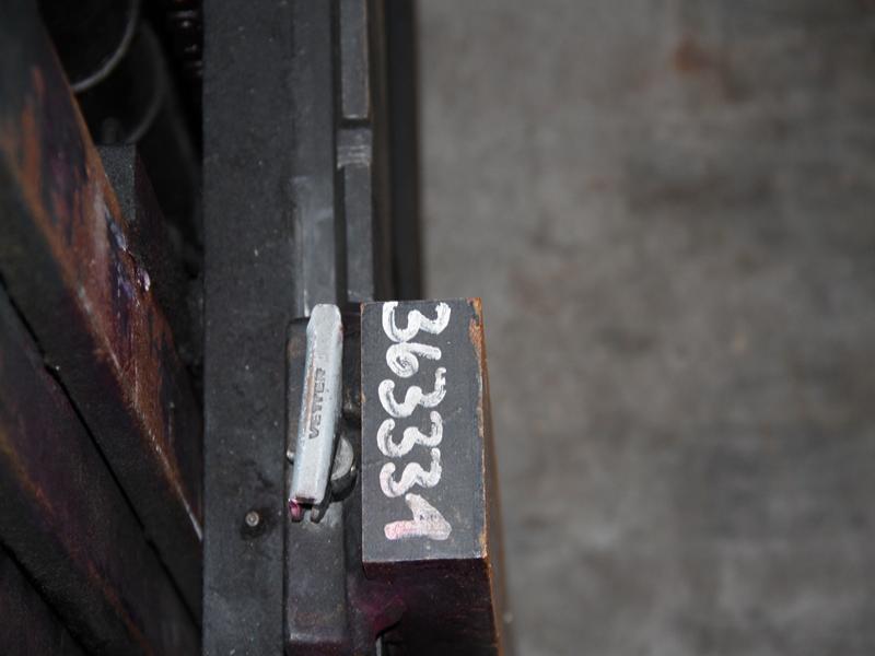 
used forklifts and lifting devices-6