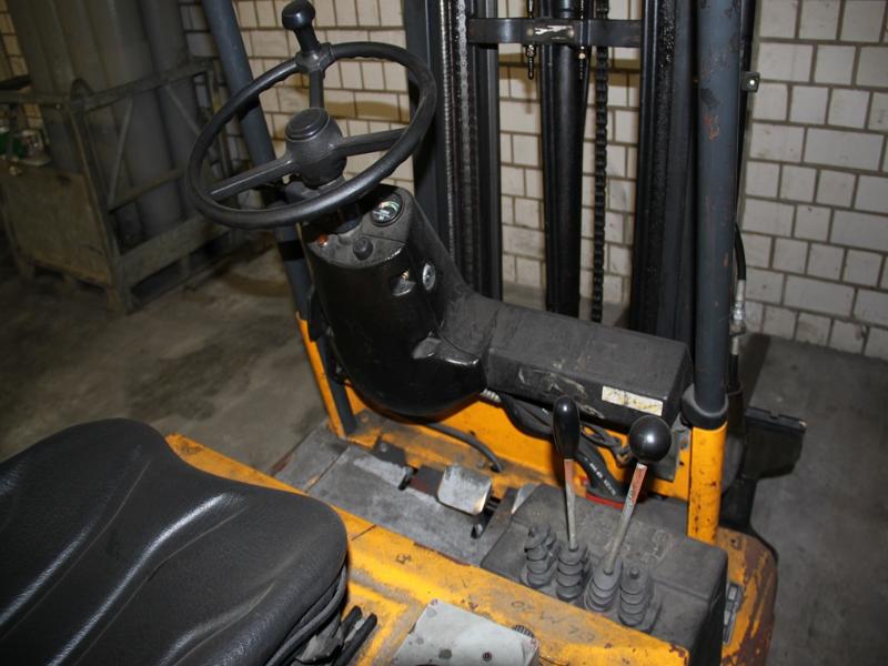 
used forklifts and lifting devices-4