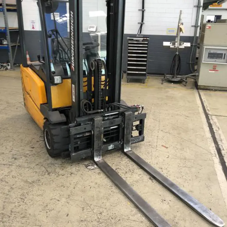 JUNGHEINRICH EFG-DF 20-SP-310ZZ Elektro-Dreirad-Stapler JUNGHEINRICH EFG-DF 20-SP-310ZZ