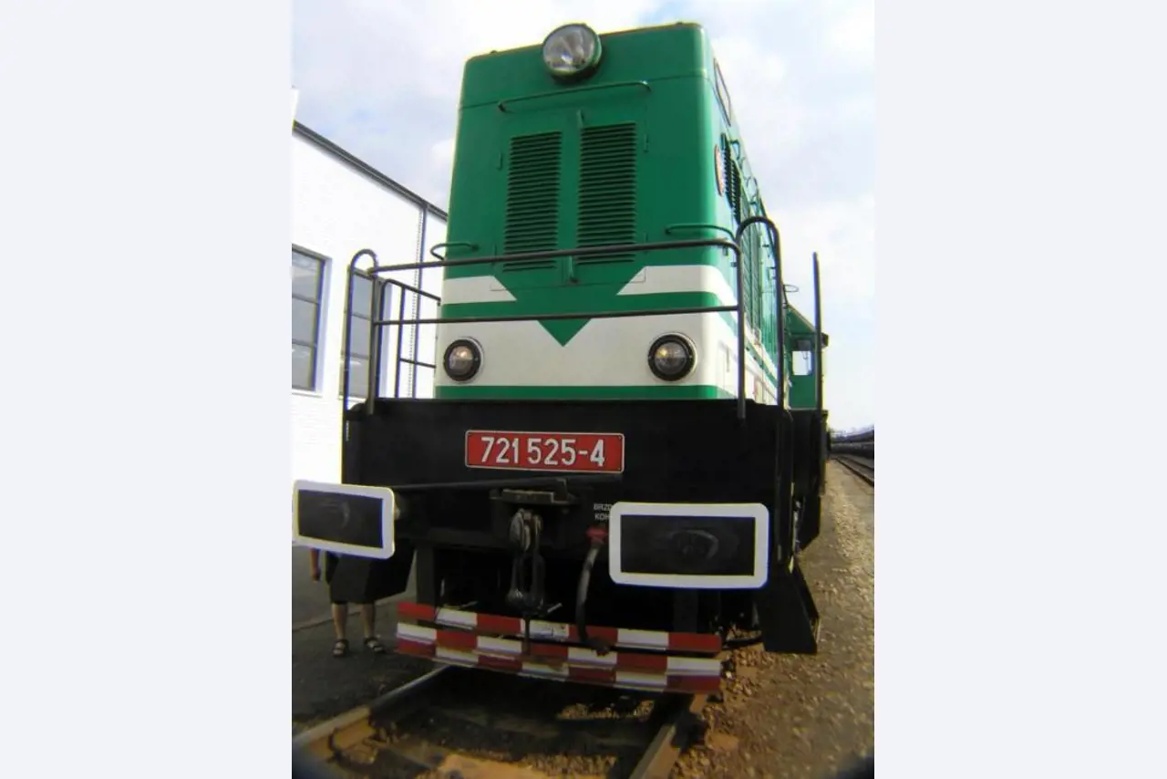 3 locomotives -1