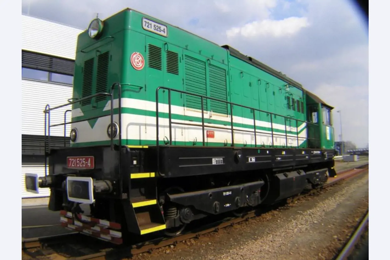 3 locomotives -2