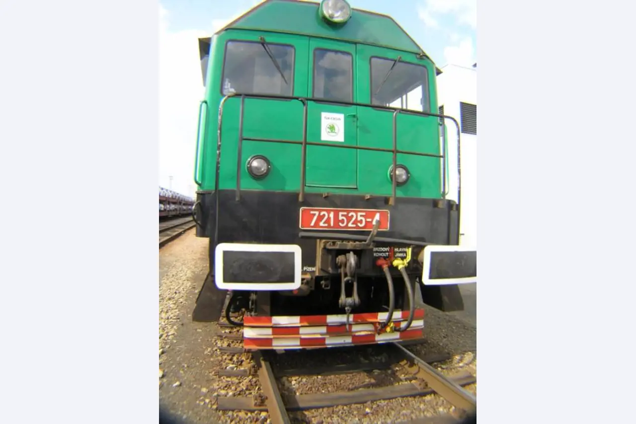 3 locomotives -10