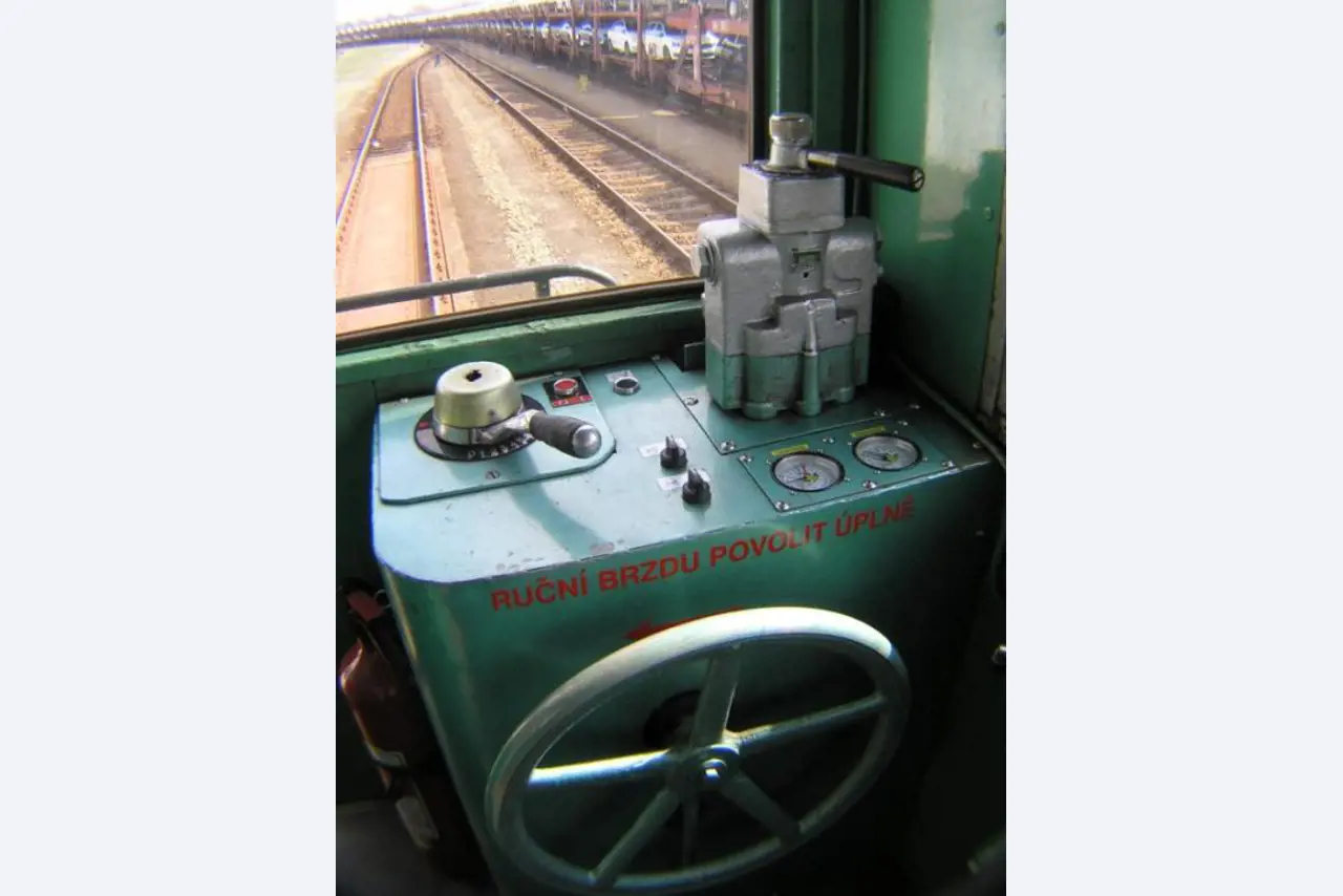 3 locomotives -25
