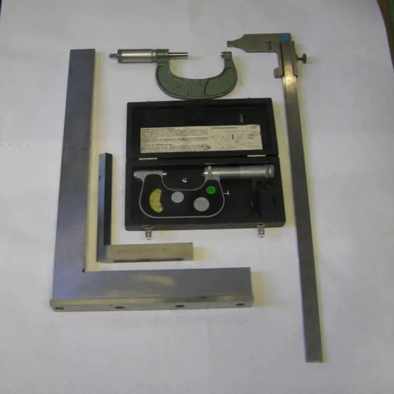 Juego de herramientas para máquinas de procesamiento - micrómetros, reglas, soportes, escuadras