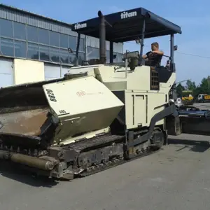 Tracked asphalt paver TITAN 8820