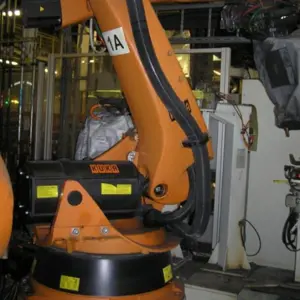 12 Robots industriales KUKA, Fronius