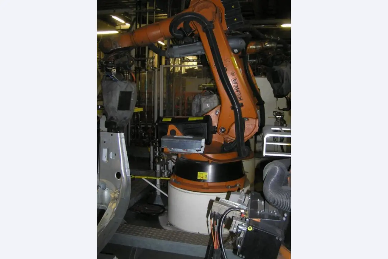metal working machinery and industrial robots-2
