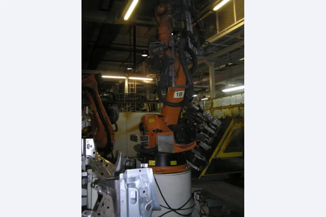 metal working machinery and industrial robots-3