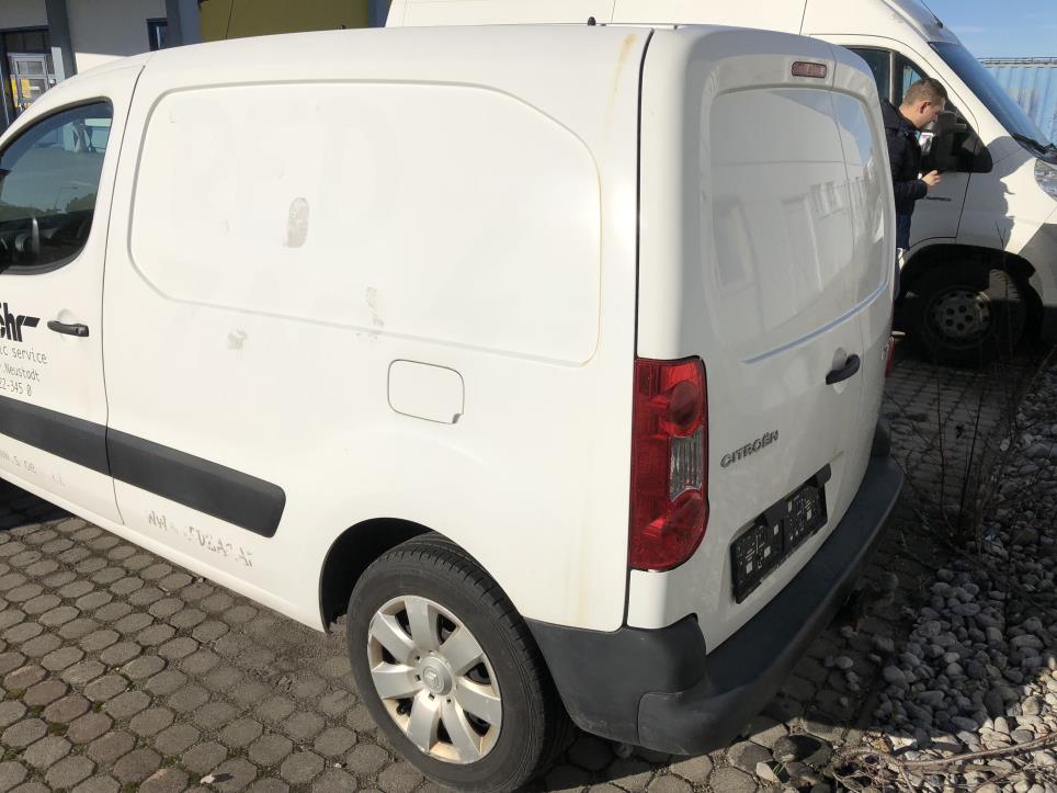 Lagerbestand und Geschäftseinrichtung eines Elektronikfachgeschäftes-2