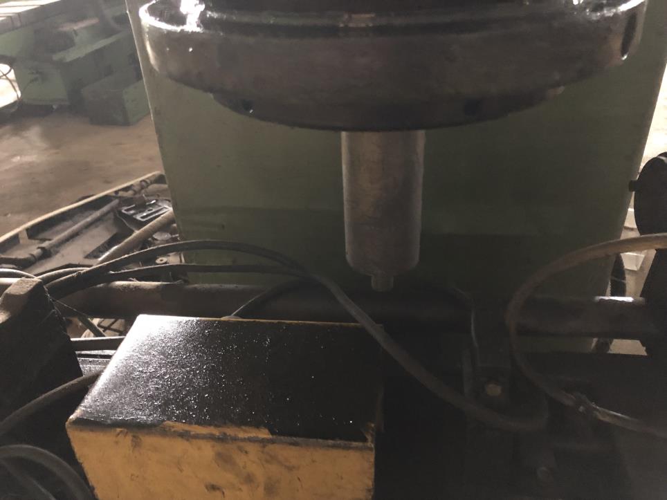 Dobrze utrzymane centra frezarskie CNC-2