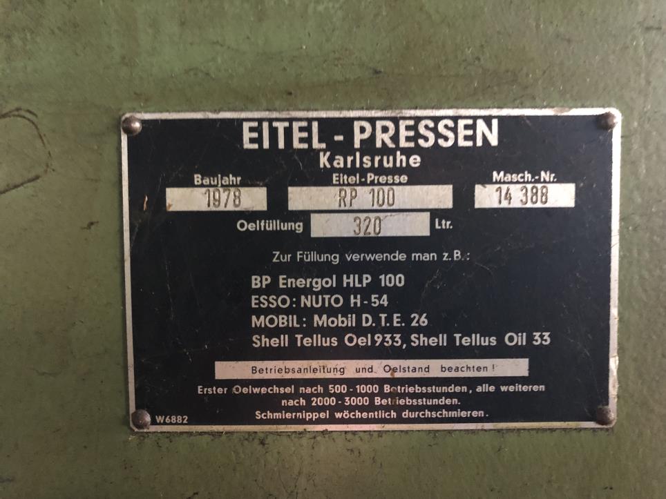 Dobrze utrzymane centra frezarskie CNC-3