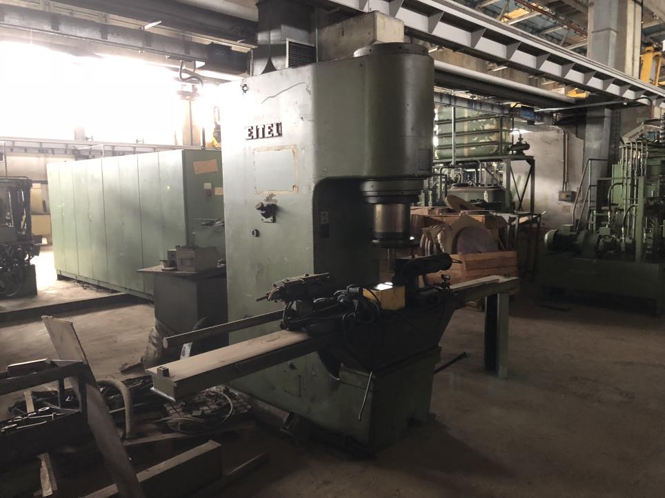 Dobrze utrzymane centra frezarskie CNC-4