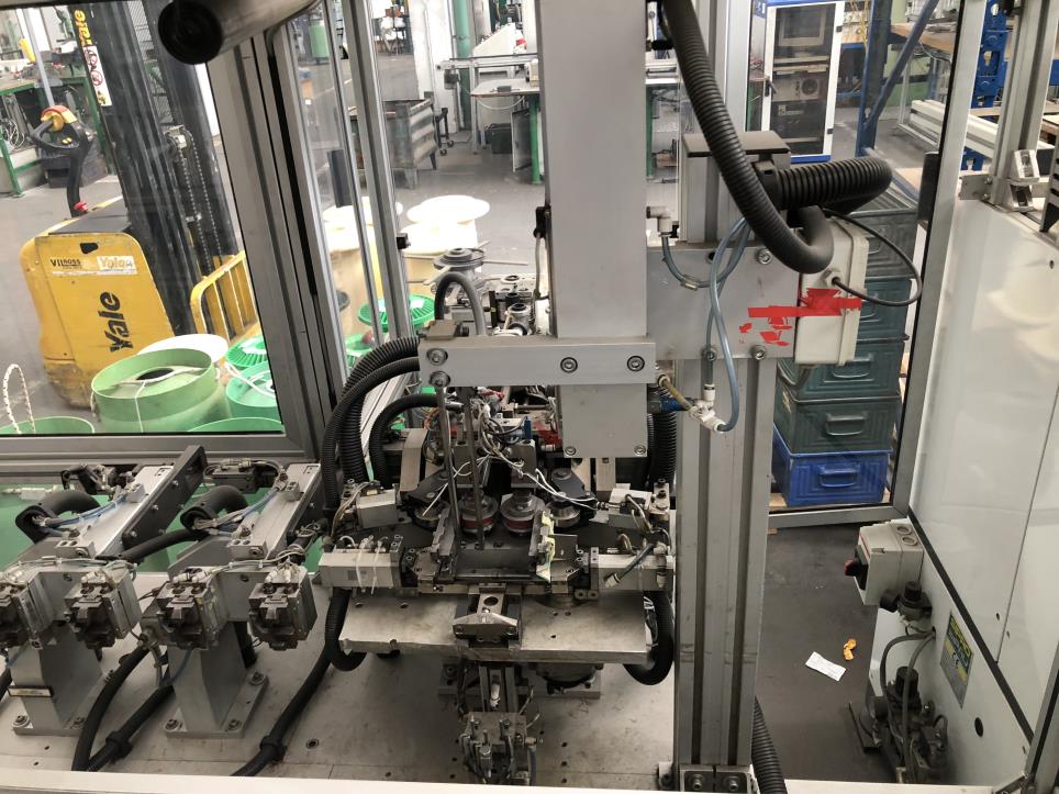 Prasy hydrauliczne, automatyczne nawijarki, suwnice i akcesoria jednej z największych na świecie firm oświetleniowych-4