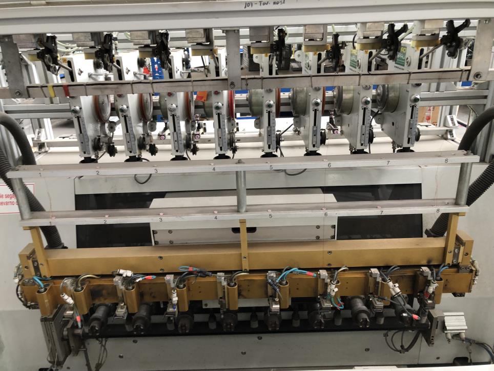 Prasy hydrauliczne, automatyczne nawijarki, suwnice i akcesoria jednej z największych na świecie firm oświetleniowych-5