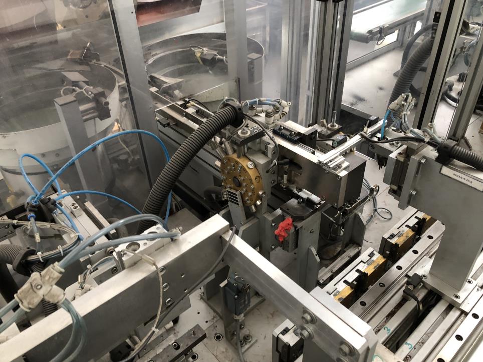 Prasy hydrauliczne, automatyczne nawijarki, suwnice i akcesoria jednej z największych na świecie firm oświetleniowych-6