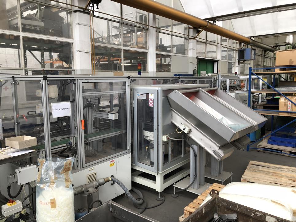 Prasy hydrauliczne, automatyczne nawijarki, suwnice i akcesoria jednej z największych na świecie firm oświetleniowych-7