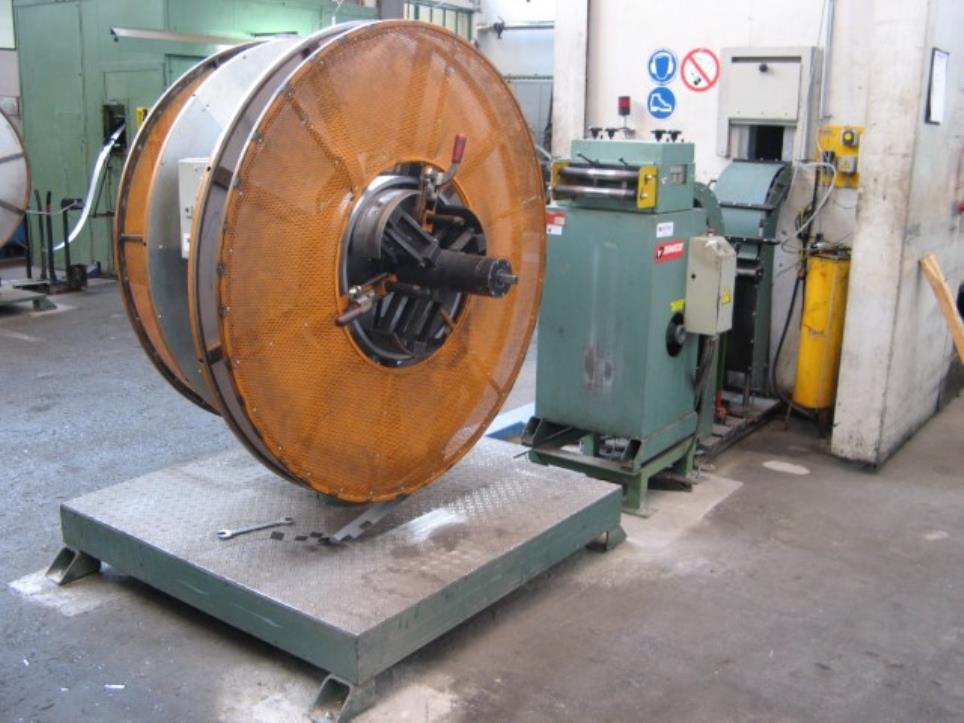 Presses hydrauliques, enrubanneuses automatiques, ponts roulants et accessoires d'une des plus grandes entreprises d'éclairage au monde-1