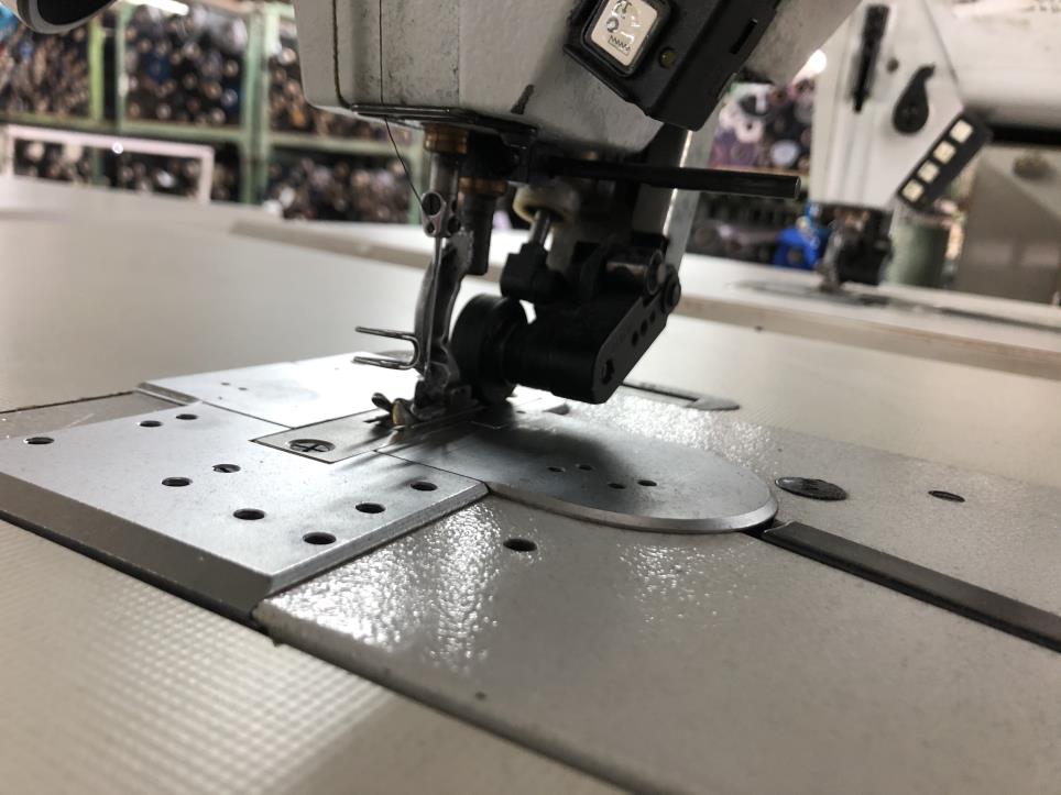 Znižane cene industrijsko-proizvodnje opreme, kot so šivalni stroji, likalni stroji in prikrojevalni stroji-3